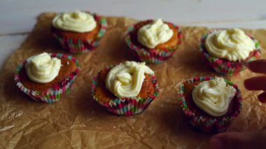 Şef bir cupcake götürün. Kağıt pişirme altı cupcakes