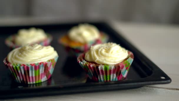 Cozinhar cupcakes. Cupcakes na assadeira. Doces queques. Comida doce — Vídeo de Stock