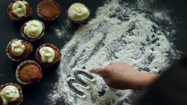 Un arka plan üzerinde yazıt Muffins. Pişirme kavramı. Muffins arka plan