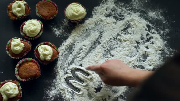 Inskriften Muffins på mjöl bakgrund. Matlagning koncept. Muffins bakgrund — Stockvideo