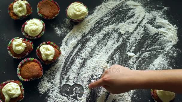 Backkonzept. Finger schreiben Wort Backen auf Mehl am Küchentisch — Stockvideo