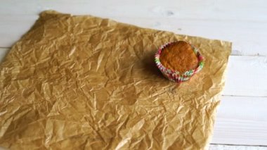 Muffins yapma. Şef muffins pişirme kağıdı üzerinde düzenleme. Vanilyalı kek