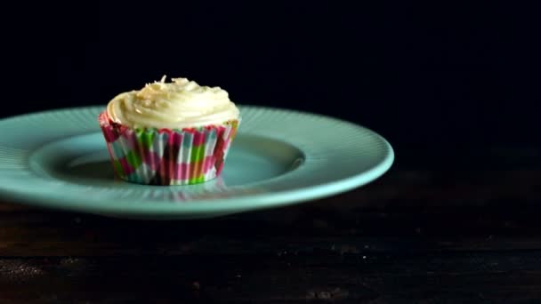 Pastel de magdalenas con crema blanca. Sabroso muffin en placa de cerámica. Magdalena casera — Vídeos de Stock