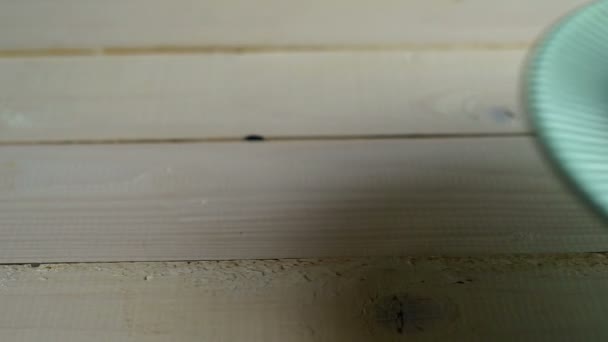 Млинець з вершковим кремом на тарілці за дерев'яним столом. Один кекс з вершками — стокове відео