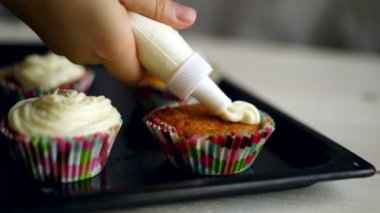 Muffins yapma Şef. Kek dekorasyon. Krema ile dekorasyon kek