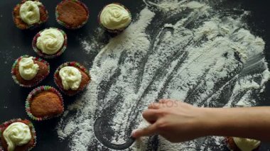 Pişirme kavramı. Beyaz un üzerinde yemek yazıt sözcüğün Üstten Görünüm.