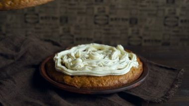 Kek havuç yapma Şef. Havuç kek üzerine krema girdap. Havuç yemek pasta