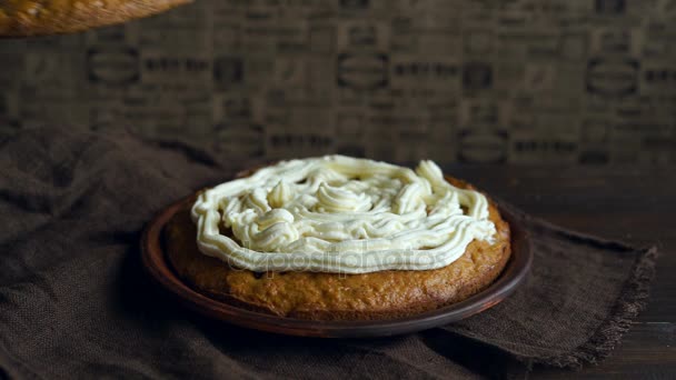 Chef a fazer cenoura de bolo. Creme redemoinho no bolo de cenoura. Cozinha de torta de cenoura — Vídeo de Stock