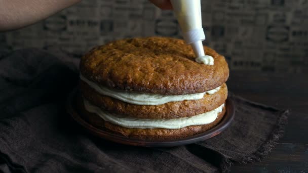 甘いデザート作り。にんじんパイ作り。ニンジン ケーキのデコレーション — ストック動画