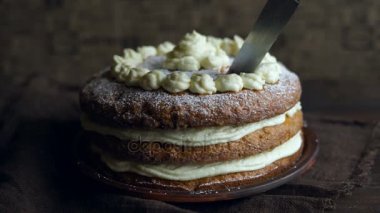 Şef kesme kek kapatın. Mutfak bıçağı ile pasta kesme. Pasta Dilimleme Şef