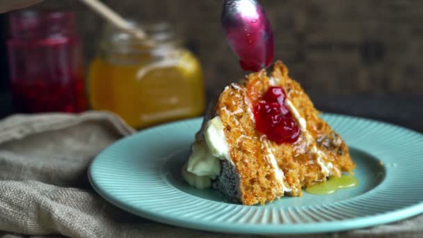 Decorare fetta di torta. Marmellata di frutta versando su un pezzo di torta. Guarnizione del dolce — Video Stock