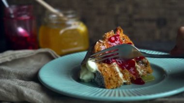 Şekerli tatlı yeme. Havuçlu kek ye. Lezzetli tatlı yemek. Pasta parça yemek