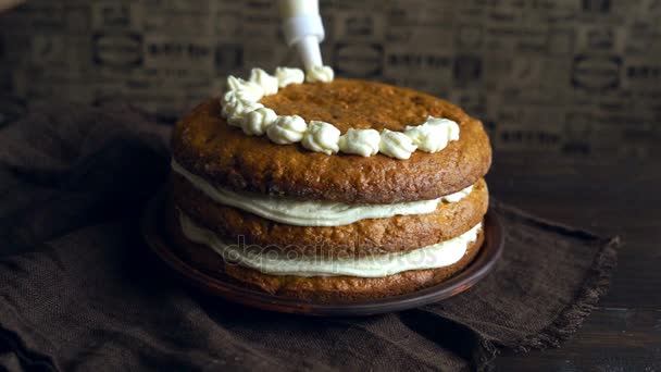 Sobremesa de decoração Chef. Decoração de bolo caseiro. Torta de cenoura — Vídeo de Stock