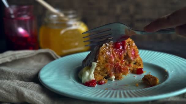 Sárgarépa torta darab, lekvár. Desszert torta Jam. Élvezi a desszert torta jam — Stock videók