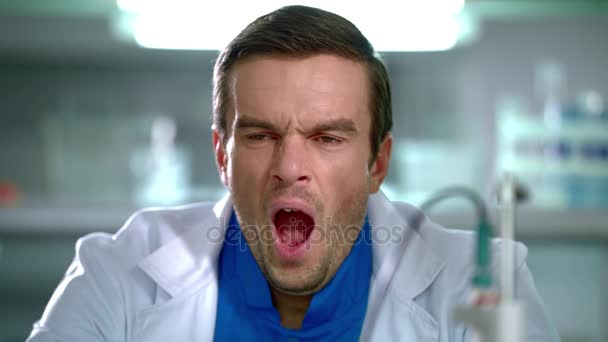 Homem a bocejar. Fechar-se de doutor bocejando em casaco branco. Retrato de médico cansado — Vídeo de Stock