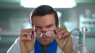 Doktor gözlüklerle bakıyor. Araştırmacı gözler gözlük elinde tutan söylüyorsun