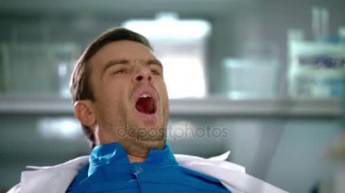 Laboratuarda germe doktor. Laboratuarda esneme laboratuar işçisi