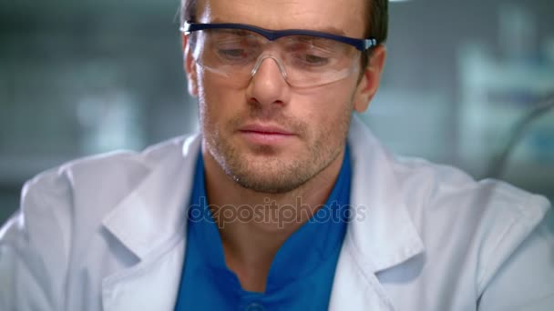 科学者の顔。安全メガネで働く研究員の肖像画 — ストック動画