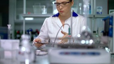 Bilim adamı kadında bilim laboratuarı. Laboratuar önlüğünü kadında. Kadın bilim adamı