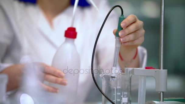 Scientist woman working in lab. Lab worker cleaning laboratory equipment — Stock Video