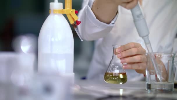Kimyasal reaksiyon kimya laboratuarında çalışan bir bilim adamı. Laboratuar işçisi — Stok video