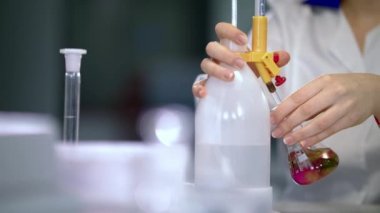 Şişesi Kimya Laboratuvarı kimyasal reaksiyon. Kimyasal deney closeup