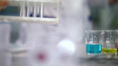 Laboratuar alt test tüpleri raf laboratuvar masanın üstüne koy. Laboratuar kapkacakları
