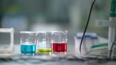 Laboratuar kapkacakları kimya laboratuarında. Laboratuvar şişeler içinde kimyasal sıvılar