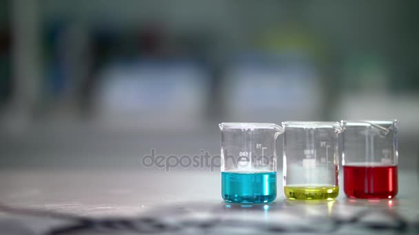 Laboratoriumglaswerk met chemische vloeistof. Close-up van lab kolf met reagentia — Stockvideo