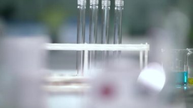 Laboratuvar şişeler ve tıbbi laboratuvar ölçme kupa. Laboratuar kapkacakları