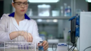 Sıvı test tüpü içinde çalışan eczacı. Kimyasal laboratuvar tıbbi araştırma