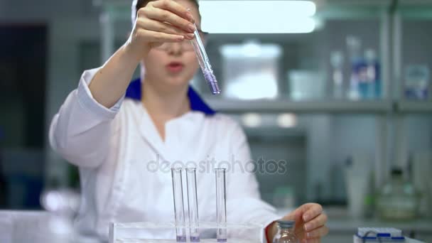 Женщина-ученый проводит исследования в химической лаборатории — стоковое видео