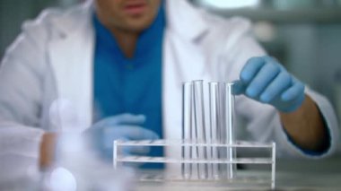 Boş test tüpleri rafa. Laboratuar işçisi hazırlanıyor Laboratuar kapkacakları