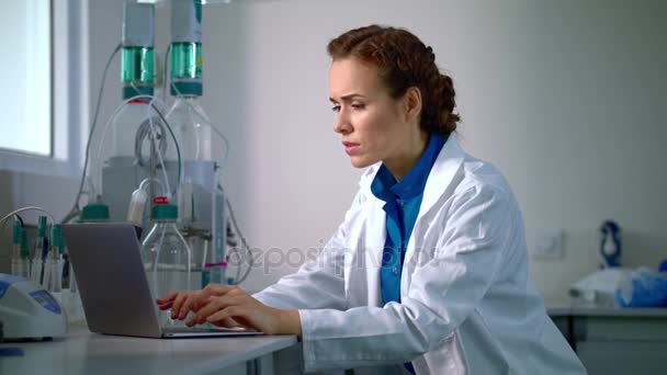 Forskare som arbetar med moderna laboratorieutrustning i labb. Forskare i lab. — Stockvideo