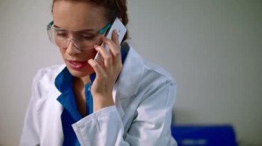 Kadın telefonda konuşurken bilim adamı. Evet bilim adamı kadın