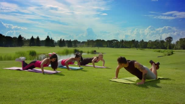 Felices amigos entrenamiento al aire libre. Adolescentes haciendo flexiones en el campamento de entrenamiento — Vídeos de Stock