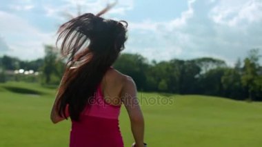 Parkta çalışan kadın arkasında. Ağır çekimde kaçan uygun kız