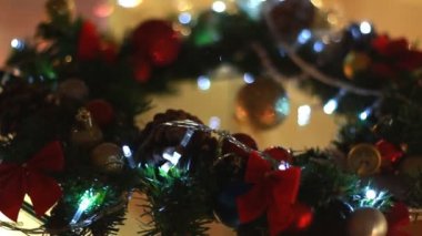 Işıklar dize ile Noel çelenk. Noel dekorasyon