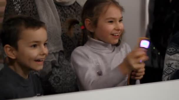 Niños disfrutando del juego. Entretenimiento infantil. Lucha contra los niños con juego — Vídeos de Stock