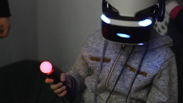 Молодий хлопчик грає у гру у віртуальну реальність. Майбутні технології. Відтворення відеоігор — стокове відео