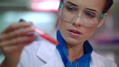 Kadın doktor sıvı test tüpü içinde analiz. Tıbbi araştırma yaparak laboratuvar doktor