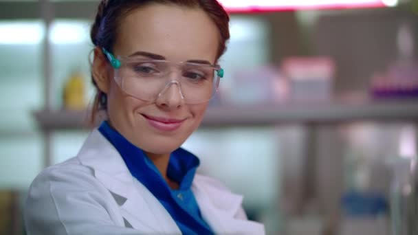 Mulher cientista sorrindo. Uma cientista de laboratório sorriu. Laboratório mulher rosto feliz — Vídeo de Stock