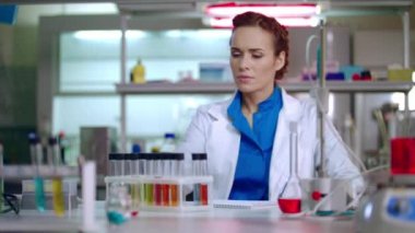 Kadın kimyager kimyasal araştırma için hazırlanıyor. Kadın kimyacı laboratuarında