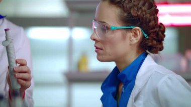Kadın bilim adamı öğrenci laboratuarında. Laboratuar ekipmanları öğrenme laboratuvar kadın yakın çekim