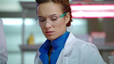 Laboratuvar Laboratuvar araştırmacı. Koruyucu gözlük içinde kadın bilim adamı yakın çekim