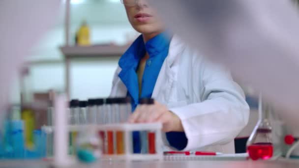 Θηλυκό εργαστήριο εργαζόμενος στο εργαστήριο επιστήμης. Ερευνητής Εργαστηρίου που εργάζεται με το υγρό — Αρχείο Βίντεο