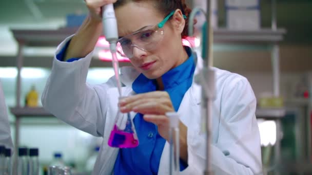 Medizinischer Forscher im Labor. Mediziner arbeitet mit Flüssigkeit in Laborflasche — Stockvideo