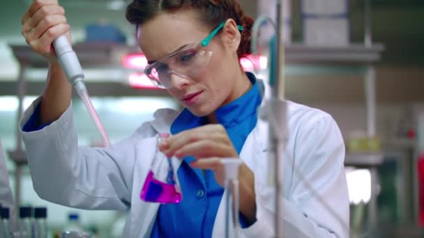 Trabalhador de laboratório pingando reagente em frasco de laboratório com líquido. Experiência científica falha — Vídeo de Stock