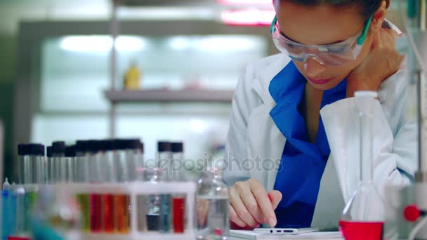 Étudiant en chimie regardant mobile. Femme chimiste défilant sur le téléphone — Video