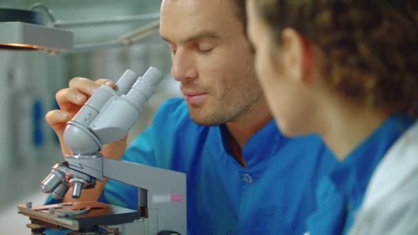 Équipe de scientifiques travaillant en laboratoire. Gros plan de l'équipe de médecins au microscope 